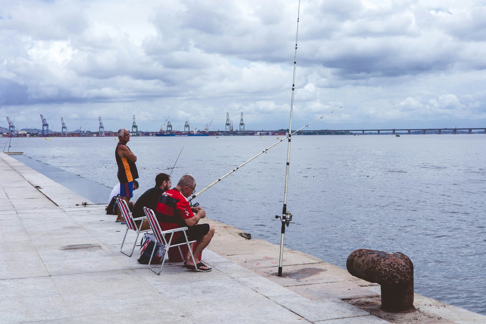 Pier Fishing for Beginners: Simple Setup, First Trip Tips, and Etiquette That Actually Matters